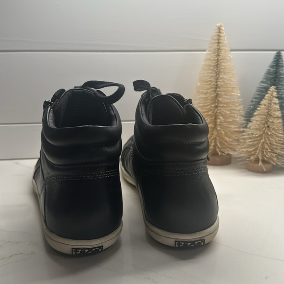 Taos Leather Women’s Shows - Picture 4 of 5